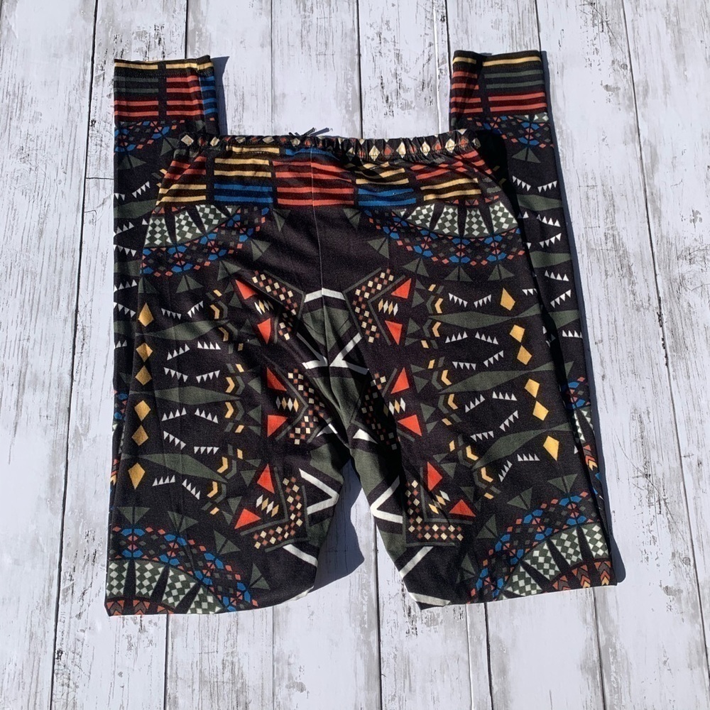 Line Leggings with geometric shapes